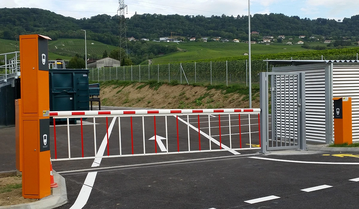 Barrière pour déchetterie avec contrôle d'accès pour véhicules et pour piétons